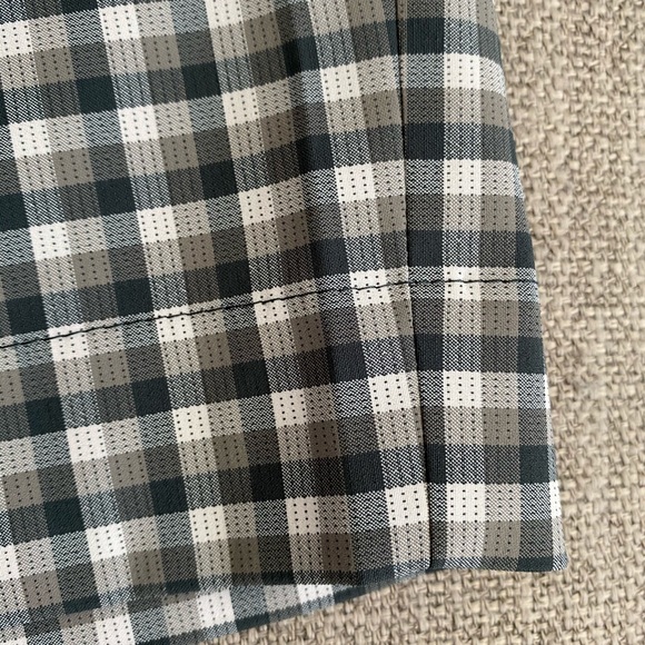 Nike Bermuda Style Golf Shorts - Picture 3 of 3